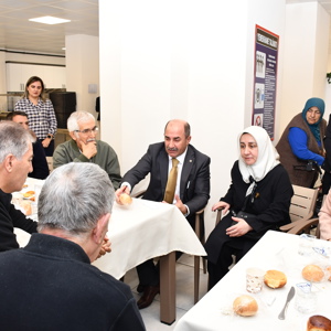 Sayın Valimizin Eşi Ebru ŞAHİN Hanımefendinin katılımıyla Huzurevi Sakinlerimizle Kahvaltı Programında bir araya geldik. - fotoğraf 3