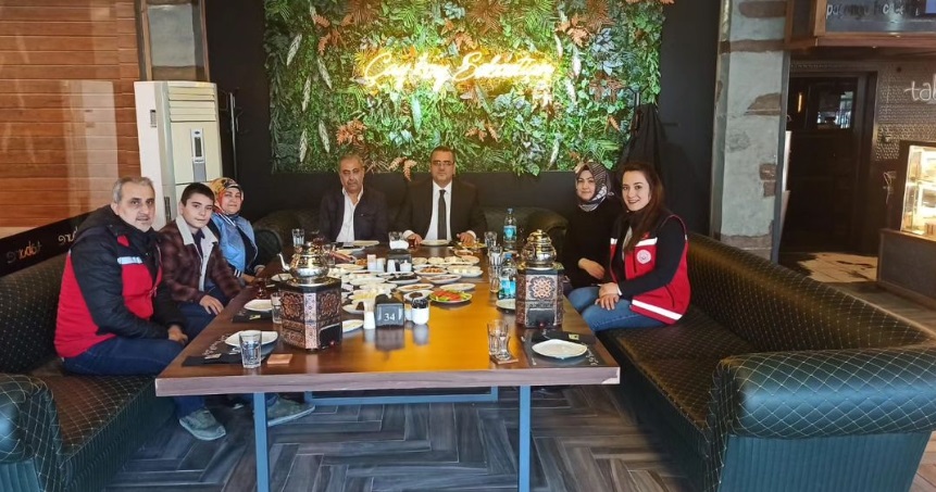 ŞEHİT VE GAZİLERİMİZİN KIYMETLİ AİLELERİ İLE KAHVALTI 