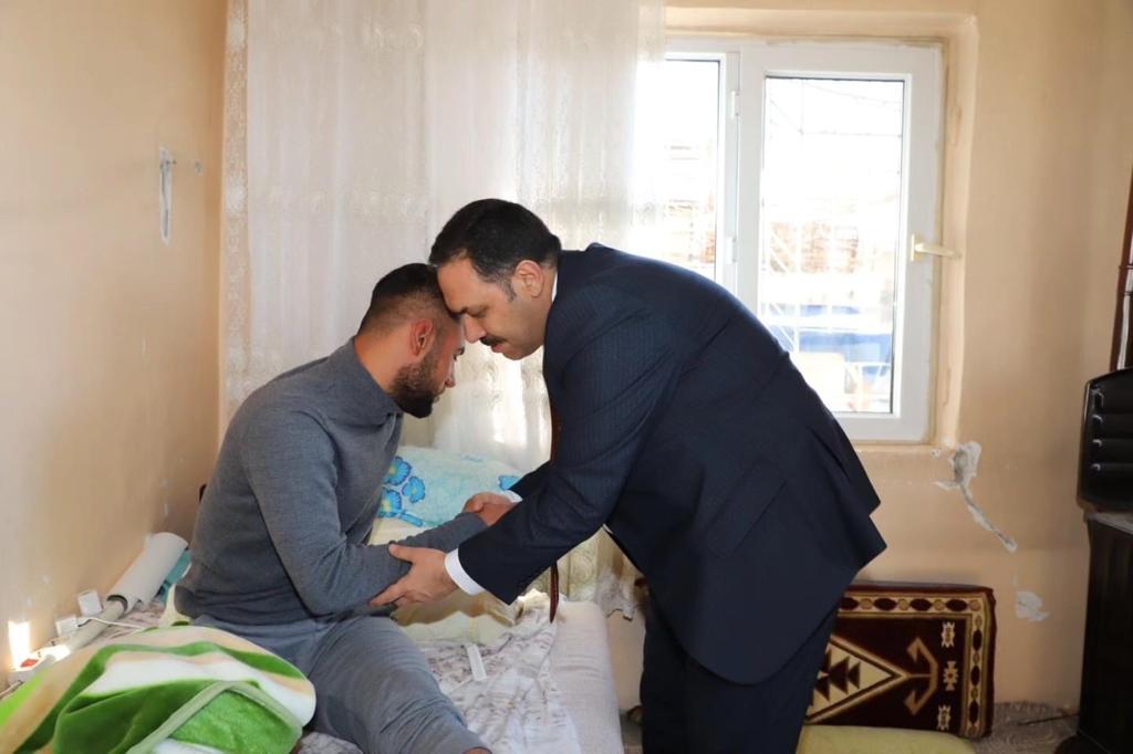 MÜDÜR BİLİCİ YARALI ASKERİ EVİNDE ZİYARET ETTİ.