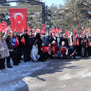 81 İlden Gelen 100 Öğrencimiz ve Şehit Yakını Ailelerimizle Karskapı Şehitliğinde  Buluştuk - fotoğraf 1
