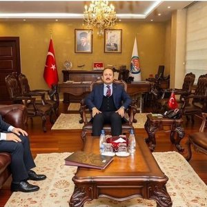 İl Müdürümüz Naci YILMAZ, Valimiz Sn Ali Hamza PEHLİVAN’ı makamında ziyaret etti. Devam eden yatırımlarımız ve sosyal hizmetlere ilişkin çalışmalar hakkında istişarede bulundu.  - fotoğraf 1