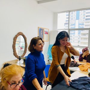 #MersinGündüzlüBakımveAktifYaşamMerkezi’mizdeki kursiyerlerimizin yaptıkları birbirinden şık kıyafetler göz kamaştırıyor. 🥰  Moda tasarımı dersi çalışmalarımızdan🌸👚 - fotoğraf 2