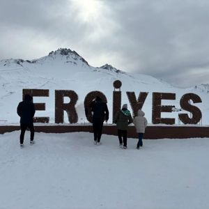 Beyazların arasında mutlu çocuklarımızdan oluşan birkaç adet fotoğraf bırakıyoruz buraya 😊💙  📍Kayseri / Erciyes - fotoğraf 1