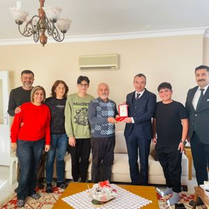 Mezitli Kaymakamımız Alp Eren YILMAZ ve #MezitliSHM, İlçemizde ikamet eden Kıbrıs Gazimiz Kemal ŞAHİN ve ailesini ziyaret etti.    Ziyarette Sn. Kaymakamımız, Kahraman Kıbrıs Gazimize devlet övünç madalyası ve beratlarını taltif etti.  - fotoğraf 1