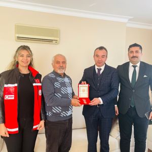 Mezitli Kaymakamımız Alp Eren YILMAZ ve #MezitliSHM, İlçemizde ikamet eden Kıbrıs Gazimiz Kemal ŞAHİN ve ailesini ziyaret etti.    Ziyarette Sn. Kaymakamımız, Kahraman Kıbrıs Gazimize devlet övünç madalyası ve beratlarını taltif etti.  - fotoğraf 2