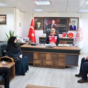 İl Müdürümüz Abdulbari AKSOY, Kıbrıs Gazimiz Ahmet KURTARAN'ın eşi Bedriye KURTARAN'a KKTC tarafından gönderilen "Milli Mücadele Madalya ve Beratı" nı takdim etti. - fotoğraf 2
