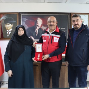 İl Müdürümüz Abdulbari AKSOY, Kıbrıs Gazimiz Ahmet KURTARAN'ın eşi Bedriye KURTARAN'a KKTC tarafından gönderilen "Milli Mücadele Madalya ve Beratı" nı takdim etti. - fotoğraf 3