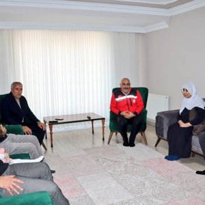 İl Müdürümüz Abdulbari AKSOY, Milli Savunma Bakanlık Müşaviri Ziya SÖZEN ve BİŞHAK Başkanı Vahap BAYSAL, Şehit Mustafa KINA, Hasan KINA,Şehit Nesibe BELGİN ve Şehit P.Astsubay Çvş. Yusuf ATAŞ' ın kıymetli ailelerini ziyaret ettiler.  - fotoğraf 2