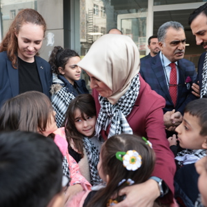 Aile ve Sosyal Hizmetler Bakanımız Göktaş, Gazze İçin Hazırlanan Kartpostalları Öğrencilerle BM'ye Gönderdi - fotoğraf 3