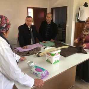 İl Müdürümüz Naci YILMAZ, #ErdemliSHM içerisinde bulunan Erdemli Belediyesi ve İlçe Milli Eğitim Müdürlüğü desteğiyle oluşturulan projemiz ''Sosyal ve Ekonomik Hizmet (#SED) Hizmetimizden Faydalanan Ailelere Yönelik Meslek Edindirme Kursu'' nu ziyaret etmiştir. - fotoğraf 1