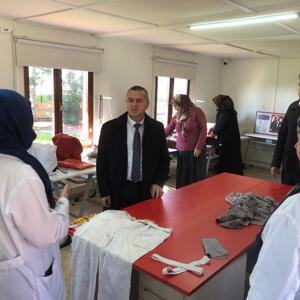 İl Müdürümüz Naci YILMAZ, #ErdemliSHM içerisinde bulunan Erdemli Belediyesi ve İlçe Milli Eğitim Müdürlüğü desteğiyle oluşturulan projemiz ''Sosyal ve Ekonomik Hizmet (#SED) Hizmetimizden Faydalanan Ailelere Yönelik Meslek Edindirme Kursu'' nu ziyaret etmiştir. - fotoğraf 3