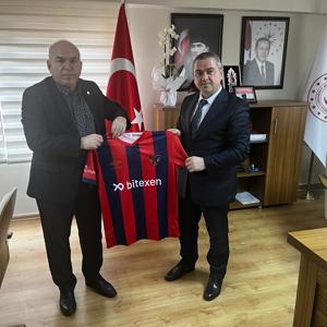 Grup Futbol Bahane Üyeleri; İl Sağlık Müdürü Emrah CEVİZ, Çevre, Şehircilik ve İklim Değişikliği İl Müdürü Hüseyin Özgür YALÇIN, Mersin Ünivetsitesinden Prof. Dr. İlhan EGE, Serbest Bölgeden Ekrem SAĞLAM, İl Müdürümüz Naci YILMAZ'ı ziyaret ettiler. - fotoğraf 1