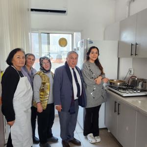 #MersinGündüzlüBakımveAktifYaşamMerkezi'mizde 6 Şubat Depremi yıl dönümü vesilesiyle helva dağıttık,dua okuduk.Merkezimize devam eden depremzede vatandaşlarımıza  fidan hediye ettik.Hayatını kaybeden tüm vatandaşlarımıza Allah'tan rahmet, ailelerine sabır diliyoruz. - fotoğraf 2