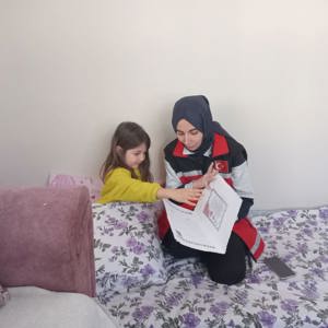 SHM'lerimizde, #ÇocuklarGüvendeProgramı İzleme kapsamında, depremden etkilenen aile ve çocukların düzenli olarak ziyareti yapılmakta, ailelere yaşadıkları kayıplardan dolayı #PsikososyalDestek sağlanmaktadır.   - fotoğraf 1
