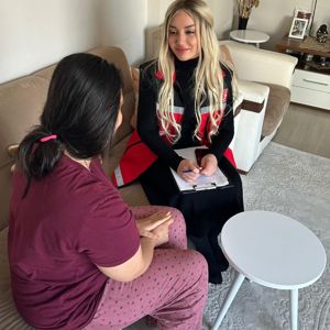 SHM'lerimizde, #ÇocuklarGüvendeProgramı İzleme kapsamında, depremden etkilenen aile ve çocukların düzenli olarak ziyareti yapılmakta, ailelere yaşadıkları kayıplardan dolayı #PsikososyalDestek sağlanmaktadır.   - fotoğraf 2
