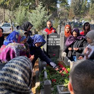 Deprem sırasında Kahramanmaraş ÇES Müdürü iken kaybettiğimiz Hatice PAMUK'u bir grup çocuğumuz ile Gaziantep'teki mezarı başında ailesi ile birlikte andık, dualarımızı okuyup karanfillerimizi bıraktık.  - fotoğraf 1