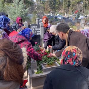 Deprem sırasında Kahramanmaraş ÇES Müdürü iken kaybettiğimiz Hatice PAMUK'u bir grup çocuğumuz ile Gaziantep'teki mezarı başında ailesi ile birlikte andık, dualarımızı okuyup karanfillerimizi bıraktık.  - fotoğraf 2