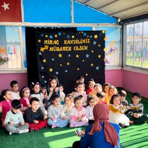 Bakanlığımıza bağlı Sevimli Mucitler Gündüz Bakımevi çocuklarımızın #MiraçKandili münasebetiye yapılan dua etkinliğinden..  Ellerinizi semaya açıp ettiğiniz dualarınız gerçek olsun canımız çocuklarımız😊 - fotoğraf 1