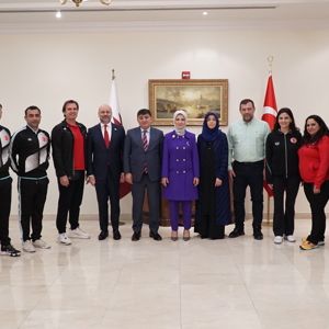 Bakanımız Mahinur Özdemir Göktaş Katar’da Milli Yüzücülerle ve Filistinli Gazeteci Dahduh ile Bir Araya Geldi - fotoğraf 1