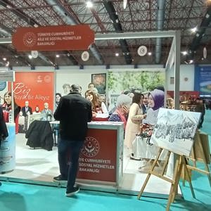 #DevletTeşvikleriTanıtımGünleri kapsamında CNREXPO'da Bakanlığımızın Sosyal Hizmet Modellerini tanıttığımız standımız, kadınlarımızın yaptığı el emeği ürünler ve tablolar ile birlikte 2. gününde tüm birimlerimizle devam ediyor. - fotoğraf 2