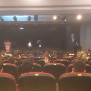 Çocuklarımız ile Yenişehir Kültür Merkezi’nde düzenlenen Sihirbaz gösterisine katılım sağladık. Çocuklarımızın yüzlerindeki gülümseme her şeye değer🙏🏻😊 - fotoğraf 1