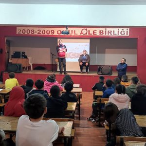 Cumhuriyetin 100. Yılı #VatanveKahramanlıkBuluşmaları kapsamında Kıbrıs Gazimiz Mehmet TÜRE ve Güneydoğu Gazimiz Vedat YILDIRIM'ın katılımı ile Akdeniz Ortaokulu öğrencileriyle bir araya geldik.  - fotoğraf 2