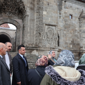 48 Şehit Yakını Ailemizi ve Gazilerimizi şehrimizin tarihi dokusu ve eserleriyle buluşturduk. - fotoğraf 2