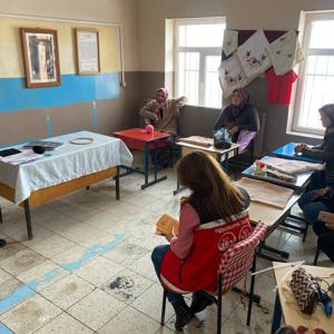 Kadına Yönelik Şiddetle Mücadele ve Erken Yaşta ve Zorla Evliliklerle Mücadele İl Eylem Planları kapsamında  Susuz ve Arpaçay İlçelerimizde toplamda 13 kurs ziyaret edilerek bilgilendirme gerçekleştirilmiştir. - fotoğraf 1