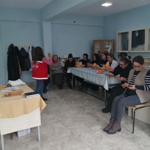 Kadına Yönelik Şiddetle Mücadele ve Erken Yaşta ve Zorla Evliliklerle Mücadele İl Eylem Planları kapsamında  Susuz ve Arpaçay İlçelerimizde toplamda 13 kurs ziyaret edilerek bilgilendirme gerçekleştirilmiştir. - fotoğraf 2