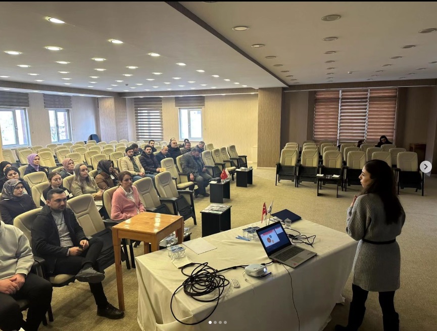 Merzifon'da Türkiye Bağımlılıkla Mücadele Eğitim Programı eğitimleri devam ediyor.