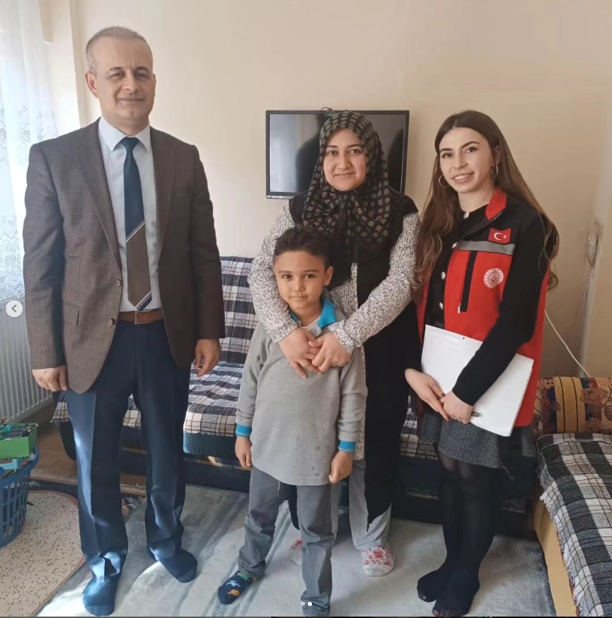 Bakanlığımız #sosyalhizmet modellerinden yararlanan ilimizde ikamet eden depremzede ailelerimizi ziyaret ettik.