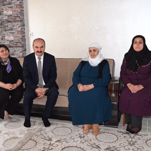 8 Mart Dünya Kadınlar Günü’nde  M. Siraç Emek'in, Annesi Gazal Emek'i ziyaret - fotoğraf 2