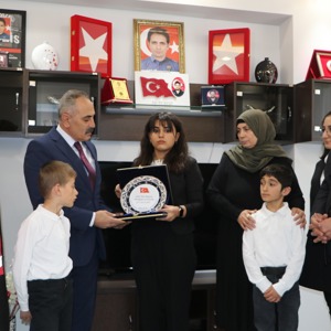"Aziz Hatıralarımıza Vefa Projesi" Kapsamında Çini Plaketler Şehitlerimizin Kıymetli Ailelerine Teslim Edildi. - fotoğraf 1