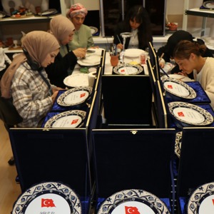 "Aziz Hatıralarımıza Vefa Projesi" Kapsamında Çini Plaketler Şehitlerimizin Kıymetli Ailelerine Teslim Edildi. - fotoğraf 4