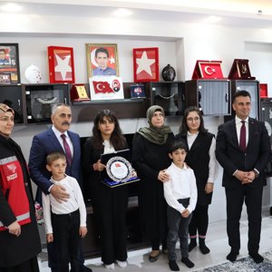 "Aziz Hatıralarımıza Vefa Projesi" Kapsamında Çini Plaketler Şehitlerimizin Kıymetli Ailelerine Teslim Edildi. - fotoğraf 5