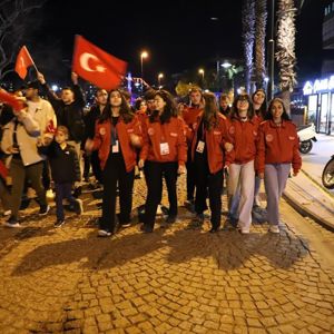 Şehit Ve Gazi Çocuklarımızla Birlikte Çanakkale Zaferinin 109. Yılı Tören Programı İçin Valiliğimiz Koordinasyonunda Düzenlenen Fener Alayına Katıldık. - fotoğraf 2