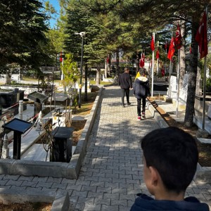 Çocuk Kuruluşlarımızda kalan çocuklarımızın Kırıkkale Şehitliğini ziyareti - fotoğraf 4
