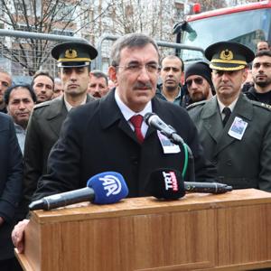  Cumhurbaşkanı Yrd. Sn. Cevdet YILMAZ, Sn. Valimiz Ahmet Hamdi USTA, Mv. Sn. Feyzi Berdibek , Sn. Zeki Korkutata, İl Müdürümüz Abdulbari AKSOY, Şehit Tabip Teğmen Hulusi Elçi'nin cenaze törenine katıldılar. - fotoğraf 1
