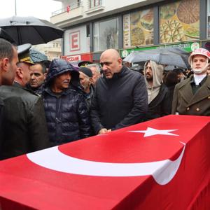  Cumhurbaşkanı Yrd. Sn. Cevdet YILMAZ, Sn. Valimiz Ahmet Hamdi USTA, Mv. Sn. Feyzi Berdibek , Sn. Zeki Korkutata, İl Müdürümüz Abdulbari AKSOY, Şehit Tabip Teğmen Hulusi Elçi'nin cenaze törenine katıldılar. - fotoğraf 2