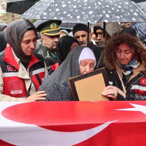  Cumhurbaşkanı Yrd. Sn. Cevdet YILMAZ, Sn. Valimiz Ahmet Hamdi USTA, Mv. Sn. Feyzi Berdibek , Sn. Zeki Korkutata, İl Müdürümüz Abdulbari AKSOY, Şehit Tabip Teğmen Hulusi Elçi'nin cenaze törenine katıldılar. - fotoğraf 3