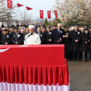  Cumhurbaşkanı Yrd. Sn. Cevdet YILMAZ, Sn. Valimiz Ahmet Hamdi USTA, Mv. Sn. Feyzi Berdibek , Sn. Zeki Korkutata, İl Müdürümüz Abdulbari AKSOY, Şehit Tabip Teğmen Hulusi Elçi'nin cenaze törenine katıldılar. - fotoğraf 7