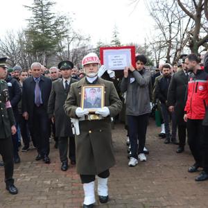  Cumhurbaşkanı Yrd. Sn. Cevdet YILMAZ, Sn. Valimiz Ahmet Hamdi USTA, Mv. Sn. Feyzi Berdibek , Sn. Zeki Korkutata, İl Müdürümüz Abdulbari AKSOY, Şehit Tabip Teğmen Hulusi Elçi'nin cenaze törenine katıldılar. - fotoğraf 8