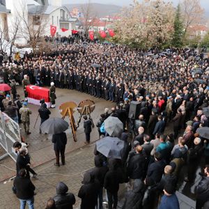  Cumhurbaşkanı Yrd. Sn. Cevdet YILMAZ, Sn. Valimiz Ahmet Hamdi USTA, Mv. Sn. Feyzi Berdibek , Sn. Zeki Korkutata, İl Müdürümüz Abdulbari AKSOY, Şehit Tabip Teğmen Hulusi Elçi'nin cenaze törenine katıldılar. - fotoğraf 9