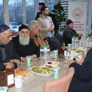18-24 Mart Yaşlılar Haftası münasebetiyle İl Müdürlüğümüz tarafından düzenlenen İftar programına Sayın Valimiz Ahmet Hamdi USTA,İl Protokolü,İl Müdürümüz Abdulbari AKSOY ve kıymetli yaşlılarımız katılım sağladılar. - fotoğraf 2