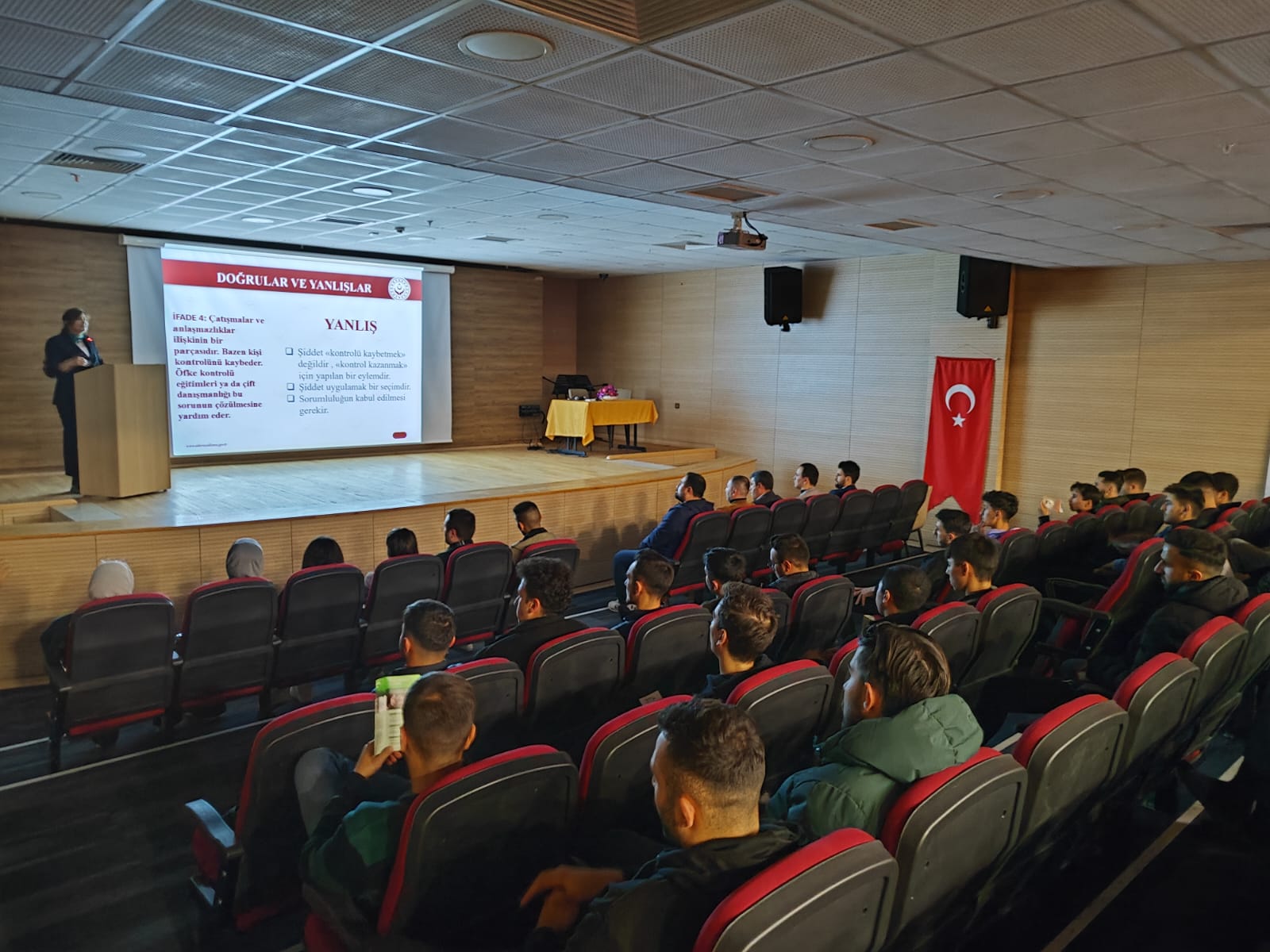 Bayezid Yurdu öğrencilerine "Bağımlılık ve Aile İçi Şiddet" konulu seminer verildi.
