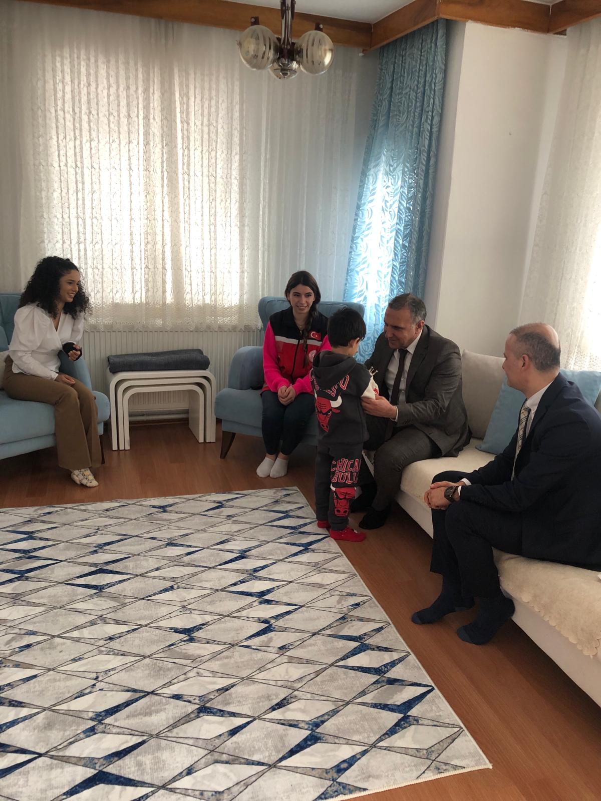 Bakanlığımız #sosyalhizmet modellerinden yararlanan ailemizi İl Müdürümüz ile birlikte ziyaret ettik.