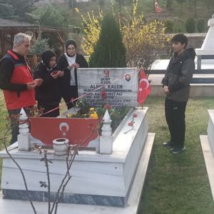 #AmasyaÇocukHaklarıİlKomitesi üyesi #çocuklarımız şehidimizin ailesini ve #Şehitliği ziyaret etti. - fotoğraf 1
