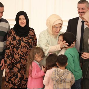 Sayın Emine Erdoğan Hanımefendi'nin himayelerinde Gönül Elçileri Projesi kapsamında koruyucu aileler ve 81 ilin vali eşlerinin katılımıyla Çankaya Köşkü'nde iftar düzenlendi. - fotoğraf 1