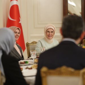 Sayın Emine Erdoğan Hanımefendi'nin himayelerinde Gönül Elçileri Projesi kapsamında koruyucu aileler ve 81 ilin vali eşlerinin katılımıyla Çankaya Köşkü'nde iftar düzenlendi. - fotoğraf 2