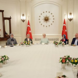 Sayın Emine Erdoğan Hanımefendi'nin himayelerinde Gönül Elçileri Projesi kapsamında koruyucu aileler ve 81 ilin vali eşlerinin katılımıyla Çankaya Köşkü'nde iftar düzenlendi. - fotoğraf 3